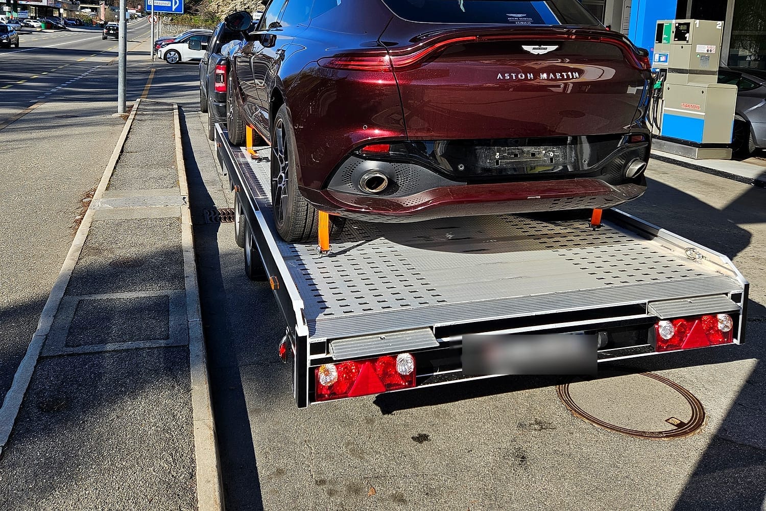 Aston Martin DBX on Under Cover’s exclusive vehicle transport